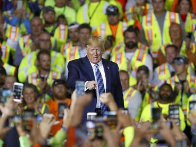US-Präsident Donald Trump spricht auf der Ethylen-Cracker-Anlage von Shell in Pennsylvania. Kritiker behaupten, dass die Anlage der größte Luftverschmutzer im Westen des US-Bundesstaats sein wird. US-Präsident Trump besucht Pennsylvania