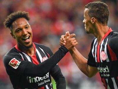 Frankfurts Timothy Chandler (r) gratuliert Jonathan de Guzman zu dessen Treffer. Torjubel