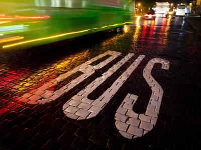 Die Freigabe von Busspuren für Pkw mit Fahrgemeinschaften und E-Tretroller soll die Gefahr von Staus reduzieren. Busspur