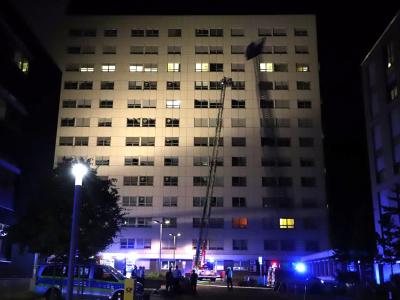 Rettungskräfte vor dem Krankenhaus in Mönchengladbach. Bei einem Brand ist dort ein Patient ums Leben gekommen. Einsatz in Mönchengladbach