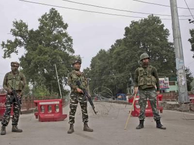 Indische Soldaten stehen an einem provisorischen Kontrollposten in Kaschmir. Konflikt in Kaschmir