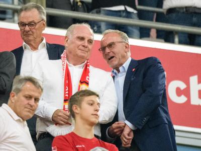Bayern-Vorstand Karl-Heinz Rummenigge (r), hier im Gespräch mit Präsident Uli Hoeneß, ist zufrieden mit den Transfers. Bayern-Chefs