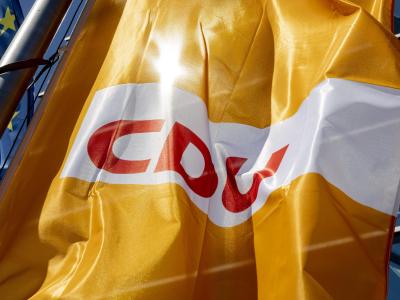 Eine CDU-Fahne vor dem Konrad-Adenauer-Haus in Berlin. CDU-Fahne