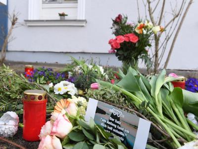 Kerzen und Blumen im März vor dem Haus, in dem das Opfer gefunden wurde. Kerzen und Blumen