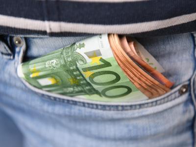 Statt zum Bargeld greifen die Deutschen immer häufiger zu Karte oder Handy. Geldscheine
