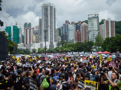 Teilnehmer einer Demonstration kommen zur Protestkundgebung im Victoria Park. Victoria Park