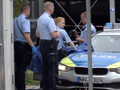 Polizisten sichern am Stadtbahnhof vin Iserlohn Beweise. Messerangriff am Bahnhof von Iserlohn