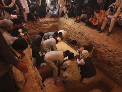 Trauergäste beerdigen ein Opfers des Selbstmordattentats auf eine Hochzeit in Kabul. Beerdigung nach Explosion auf Hochzeit