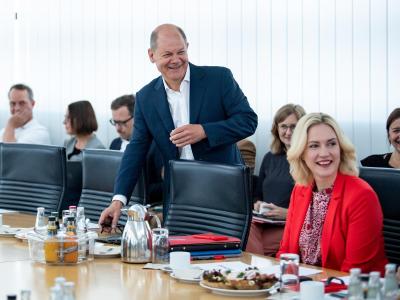 Finanzminister Olaf Scholz und Mecklenburg-Vorpommerns Ministerpräsidentin Manuela Schwesig während der Sitzung des SPD-Präsidiums im Willy-Brandt-Haus. Scholz und Schwesig im Willy-Brandt-Haus