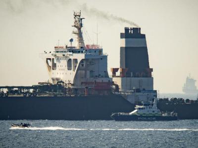 Der Supertanker «Grace 1» neben einem Schiff der britischen Marine in den Gewässern von Gibraltar. Gibraltar stoppt Supertanker