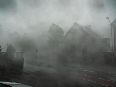 Nichts mehr zu sehen: Ein starkes Gewitter mit Sturmböen zieht durch die Straßen der südhessischen Stadt Langen. Unwetter in Langen