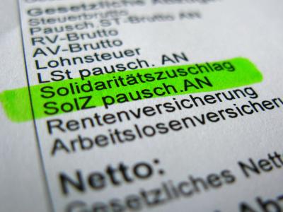 Seit fast 30 Jahren: Solidaritätszuschlag auf einer Gehaltsabrechnung. Solidaritätszuschlag
