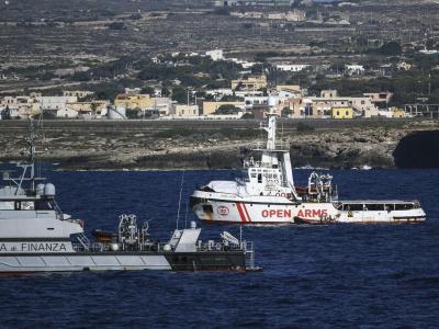 Ein Schiff der italienischen Guardia di Finanza neben dem Rettungsschiff «Open Arms» vor der Küste Lampedusas. Open Arms