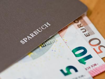Nach Ansicht von Bayerns Ministerpräsident Söder sollen Beträge bis 100.000 Euro grundsätzlich von Strafzinsen ausgenommen werden. Sparbuch