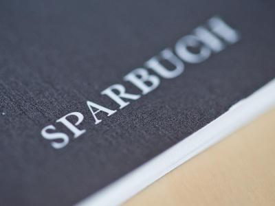 Gehört trotz minimaler Zinsen noch immer zu den Favoriten der Deutschen: Das Sparbuch. Sparbuch