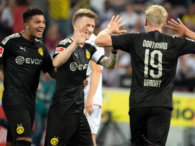 Dortmunds Jadon Sancho (l-r), Marco Reus und Julian Brandt feiern das Tor zum 2:1. BVB-Treffer