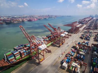 Ein Containerschiff liegt in einem Hafen in Qingdao in der ostchinesischen Provinz Shandong. Handelskrieg