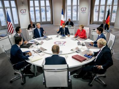 Die G7-Vertreter tagen in Biarritz: Emanuel Macron (Frankreich, M hinten), daneben im Uhrzeigersinn Bundeskanzlerin Angela Merkel, Justin Trudeau (Kanada), Boris Johnson (Großbritannien), EU-Ratspräsident Donald Tusk, Giuseppe Conte (Italien), Shinzo Abe G7-Gipfel in Frankreich