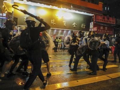 Polizisten und Demonstranten stoßen während des Protests aufeinander. Konfrontation