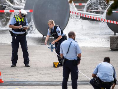 Polizisten sichern auf dem Ebertplatz Spuren. Spurensicherung