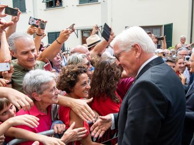 Bundespräsident Frank-Walter Steinmeier geht nach einer Kranzniederlegung fu?r die Opfer des Massakers von Fivizzano durch den Ort und begrüßt Besucher. Steinmeier in Fivizzano