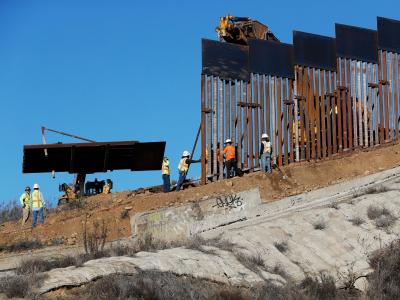 Arbeiter beim Errichten eines neuen Abschnitts der US-Grenzmauer zu Mexiko. Mauerbau
