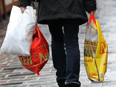 Pro Jahr und Person werden in Deutschland rund 20 sogenannte leichte Kunststofftragetaschen verbraucht. Plastiktüten