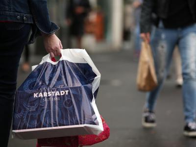 Immer mehr Händler in Deutschland verbannen die Plastiktüte aus ihren Geschäften. Plastiktüten