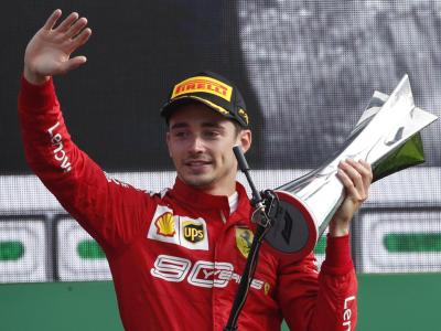 Charles Leclerc vom Team Scuderia Ferrari hält auf dem Podium den Siegerpokal in der Hand. Großer Preis von Italien