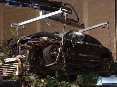 Der zerstörte SUV wird nach dem schweren Verkehrsunfall in Berlin-Mitte auf einen Abschleppwagen gehoben. Zerstörtes Auto