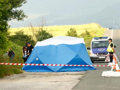 Polizisten sichern am Fundort Spuren. Sophias Leiche wurde in einem Straßengraben in Spanien entdeckt. Mordprozess um Tramperin Sophia