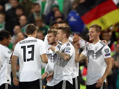 Die deutschen Spieler feiern den Treffer zum 1:0 gegen Irland durch Marcel Halstenberg (r). Torjubel