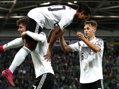 Kai Havertz, Serge Gnabry und Joshua Kimmich (l-r) feiern Gnabrys Treffer zum 2:0. Auswärtssieg