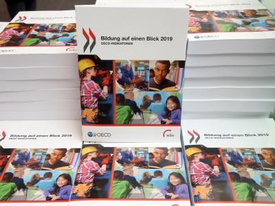 In dem Bericht werden die Bildungssysteme und Bildungsausgaben der 36 OECD-Länder und zehn weiterer Länder miteinander verglichen. Deutschland schneidet grundsätzlich gut ab. OECD-Studie «Bildung auf einen Blick 2019»