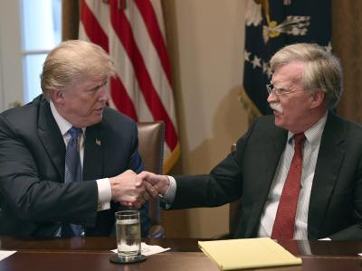 Mit der Entlassung von John Bolton (r.) wird die Liste der Rücktritte und Entlassungen unter US-Präsident Trump länger. Trump und Bolton