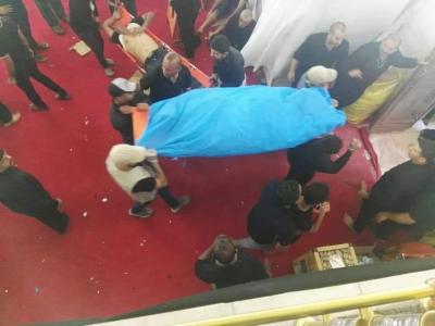 Männer tragen die Leiche eines bei der Massenpanik getöteten Gläubigen. Massenpanik bei Aschura-Fest im Irak