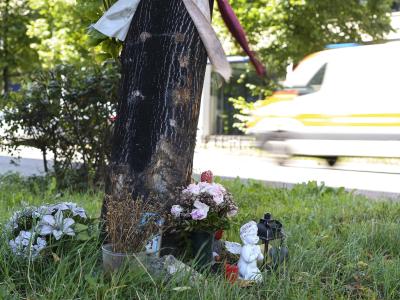 Blumen an der Unfallstelle in Stuttgart, an der zwei Menschen ihr Leben verloren. Blumen an Unfallstelle