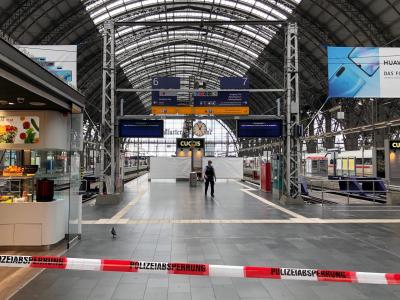 Ende Juli: Gesperrte Bahnsteige im Frankfurter Hauptbahnhof, nachdem ein Achtjähriger vor einen einfahrenden Zug gestoßen worden war. Gesperrte Bahnsteige