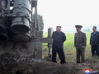 Das von der nordkoreanischen Regierung zur Verfügung gestellten Foto zeigt Machthaber Kim Jong Un an einem Standort für Mehrfachraketenwerfer. Nach dem Waffentest