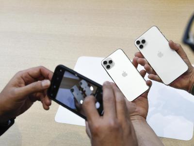 Veranstaltungsteilnehmer probieren während der Vorstellung in Cupertiono das neue iPhone 11 aus. iPhone 11