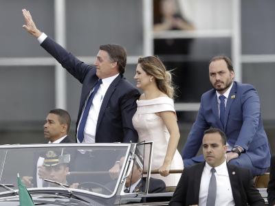 Präsident Jair Bolsonaro (l) zusammen mit seiner Frau Michelle und Sohn Carlos nach seiner Vereidigungszeremonie im Januar. Familie Bolsonaro