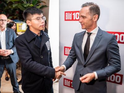 Außenminister Heiko Maas begrüßt Joshua Wong bei dessen Eintreffen zur Bild100-Party in Berlin. Bild100-Party