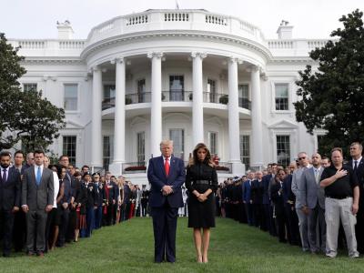 Donald Trump legt gemeinsam mit Ehefrau Melania Trump und Gästen eine Schweigeminute vor dem Weißen Haus zum 18. Jahrestag der Terroranschläge ein. Gedenken 09/11