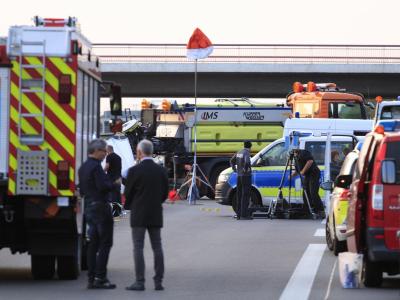 Polizisten stehen an der Anschlussstelle Hellersdorf auf der A10 nordöstlich von Berlin. Mutmaßlicher Straftäter erschossen