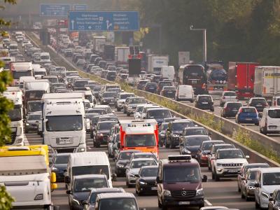 Fahrzeuge stauen sich auf der Autobahn 3 in Nordrhein-Westfalen. Verkehr auf der Autobahn