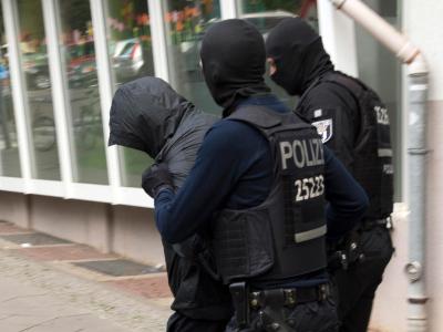 Polizeibeamte führen im Juli in Berlin einen Mann ab. Kampf gegen Clan-Kriminalität