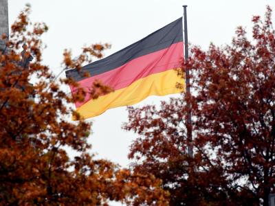 Bei einer Umfrage haben 53 Prozent der Befragten der Aussage zugestimmt, dass die Demokratie in Deutschland in Gefahr ist. Deutsche Fahne