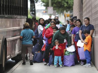 Migranten mit Kindern vor einer texanischen Haftanstalt. Texanische Haftanstalt