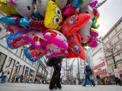 Ballonverkäufer in der Hannoveraner Innenstadt: Niedersachsens Grünen-Chefin Kura hat klargestellt, dass sie kein grundsätzliches Verbot von Luftballons verlangt. Ballonverkäufer
