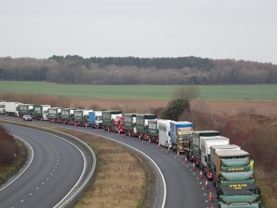 Lastwagen auf der A526 außerhalb von Dover: Die britische Regierung testete schon vor Monaten jede Möglichkeit, das Brexit-Chaos zu begrenzen. Brexit